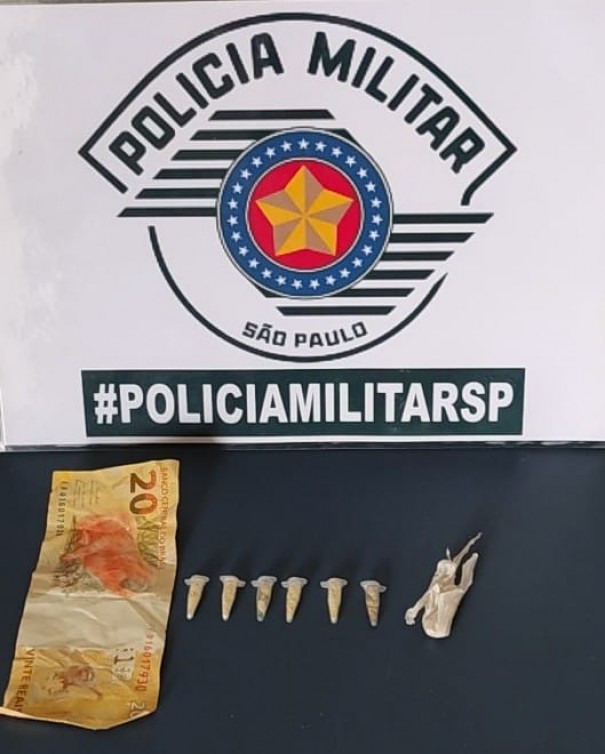 Polícia Militar prende homem por tráfico de drogas outros dois por