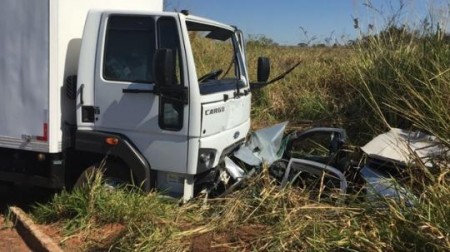 Colisão frontal entre carro e caminhão mata homem em Presidente Venceslau