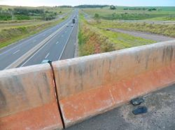 Jovem de 22 anos tenta tirar a prpria vida e se joga do viaduto sobre a rodovia 