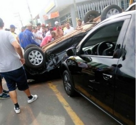 Veículo capota no centro de Rinópolis neste domingo