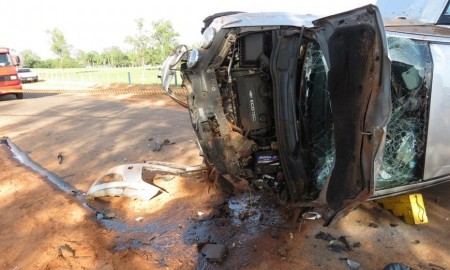 Carro fica destruído e cinco pessoas feridas após adolescente bater carro em árvore