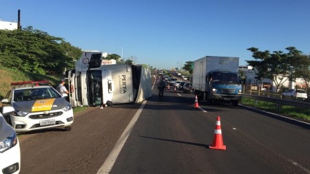 'Com sono', motorista perde o controle da direção e tomba caminhão-baú na SP-270