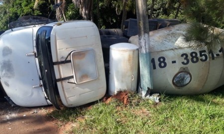 Motorista perde o controle da direção e tomba caminhão carregado com concreto