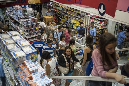 Comércio mantém volume de vendas de janeiro para fevereiro