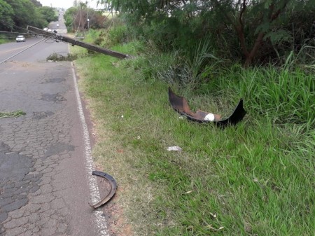 Carro atinge motocicleta e, na sequência, derruba poste da rede elétrica na Estrada da Amizade