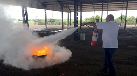 Adamantina sedia treinamento intermunicipal de combate a incêndios