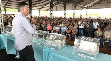 Durante sorteio da CDHU em Adamantina, Cardim faz novo pedido para mais 300 casas populares