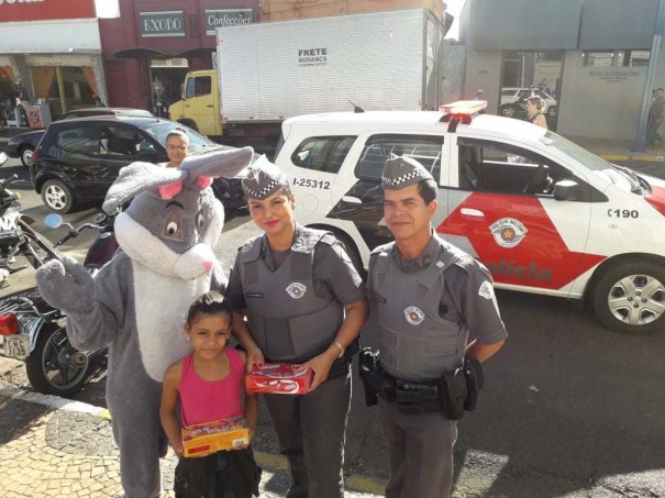 PM de Luclia colabora na arrecadao e distribuio de caixas de bombons