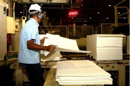 Produção industrial cresce 0,7% em fevereiro, mas ainda acumula queda no ano