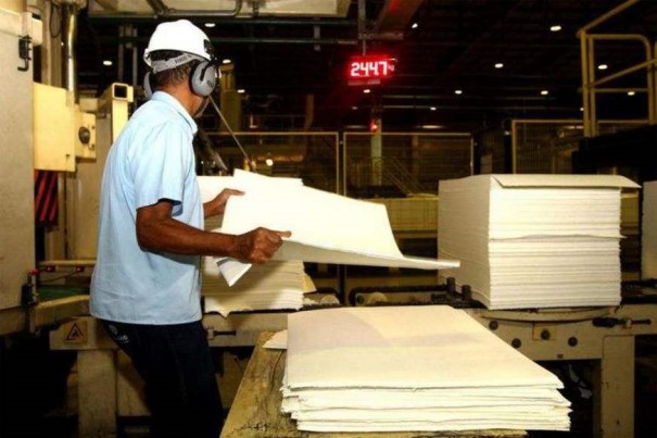 Produo industrial cresce 0,7% em fevereiro, mas ainda acumula queda no ano