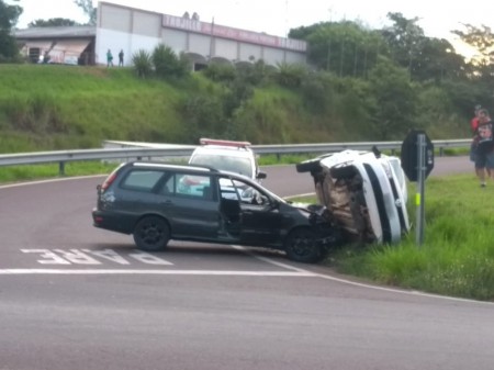 Motorista embriagado 'passa direto' em rotatória, bate em outro veículo e deixa duas pessoas feridas