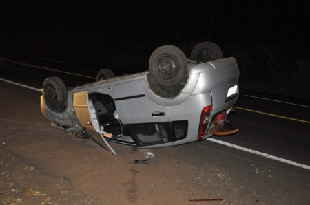 Capotamento na SP-294 deixa mulher e criança de 4 anos feridos