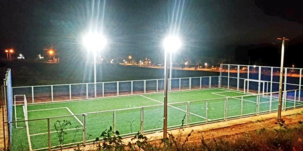 Administrao de Salmouro implanta iluminao na quadra de futebol society