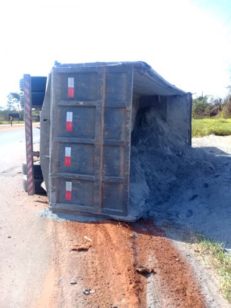 Caminhão carregado de calcário tomba em rodovia de Palmital