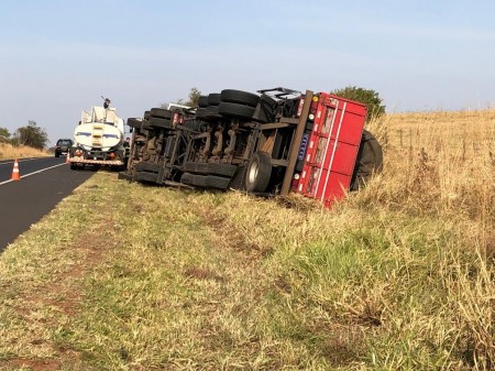 Homem pula na frente de caminhão, provoca tombamento na Rodovia Assis Chateaubriand e morre prensado