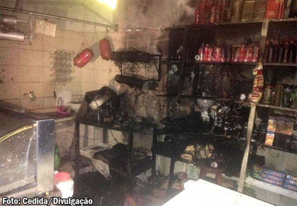 Corpo de Bombeiros de Tup controla incndio ocorrido em mercearia na vila industria