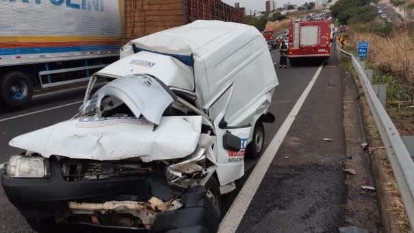 Engavetamento com nove veculos deixa trs feridos em rodovia de Marlia