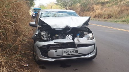 Colisão traseira entre carro e caminhonete deixa vítima leve na SP-425