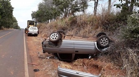 Homem perde controle de carro e veículo capota em rodovia vicinal