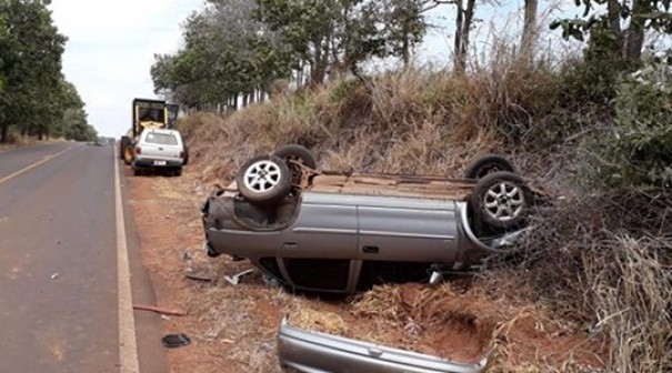 Homem perde controle de carro e veculo capota em rodovia vicinal