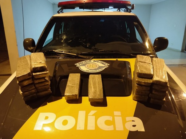 Mais de 13 kg de maconha so apreendidos durante fiscalizao a nibus na SP-270