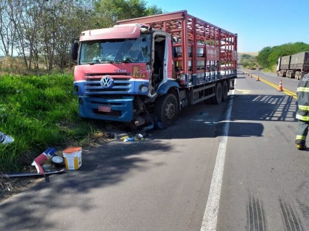 Acidente envolve três veículos e deixa motorista ferido na SP-294