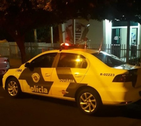 Condutor é flagrado pela Polícia dirigindo bêbado em plena rodovia na região