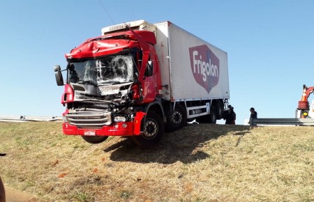 Acidente entre caminhões é registrado na Rodovia Raposo Tavares