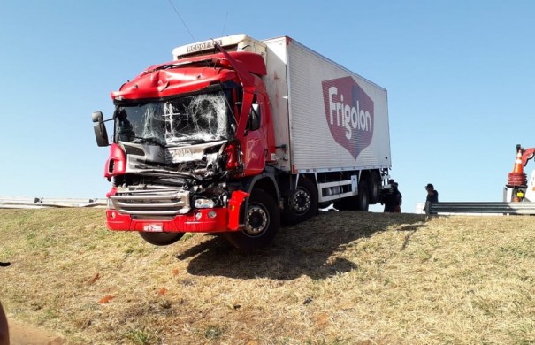 Acidente entre caminhes  registrado na Rodovia Raposo Tavares