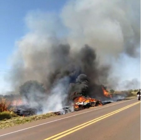 Motorista perde o controle da direção, carro bate em placa de sinalização e incêndio destrói veículo