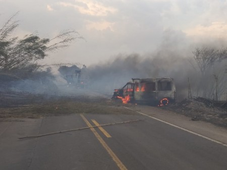 Acidente entre caminhão e van mata quatro pessoas e deixa outras três gravemente feridas, em Martinópolis