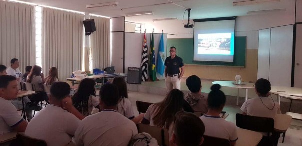 Polcia Civil faz palestra de preveno ao uso de drogas para alunos de escolas estadual em Junqueirpolis