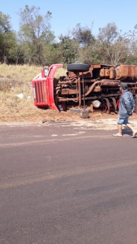 Caminhão carregado de farelo tomba em vicinal de Bastos