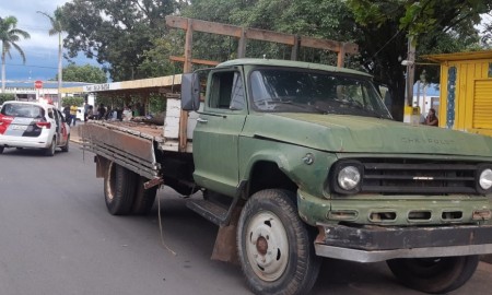 Caminhão carregando veículos sucateados perde o freio e causa acidente com idoso ferido