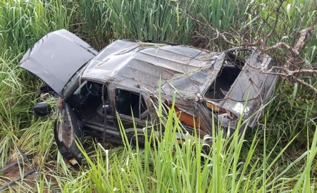 Veículo funerário transportando cadáver capota em rodovia da região