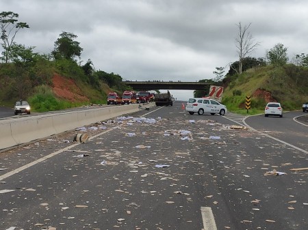 Colisão traseira envolve dois caminhões na Rodovia Assis Chateaubriand