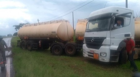 De novo: caminhão tanque bi-trem sai da pista na SP-294 / Rotatória Lagoa Seca