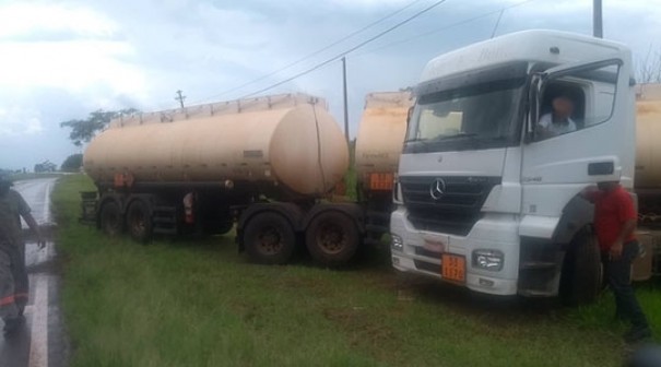 De novo: caminho tanque bi-trem sai da pista na SP-294 / Rotatria Lagoa Seca