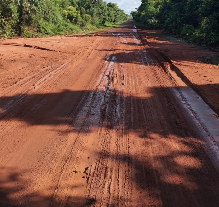 Chuvas provocam acúmulo de lama em trecho da Rodovia Brigadeiro Eduardo Gomes, em Rancharia