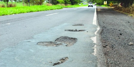 Engenheiro do DER garante operação tapa buracos na SP-294