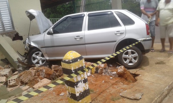 Motorista perde controle de direo e invade residncia em Sagres