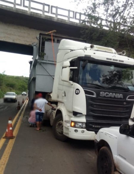 Caminhão 'entala' sob viaduto localizado no trevo de acesso à Inúbia Paulista