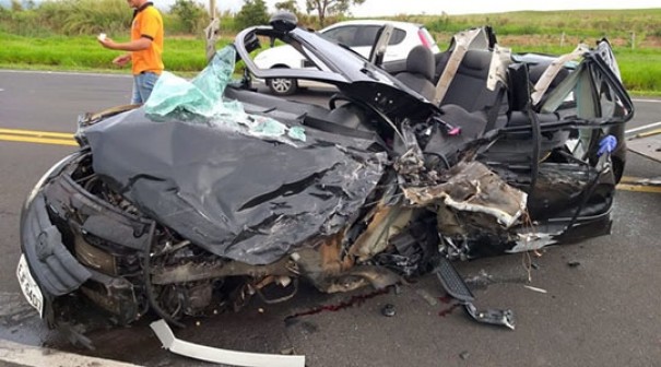 Van e carro de passeio batem de frente na SP-294 em grave acidente