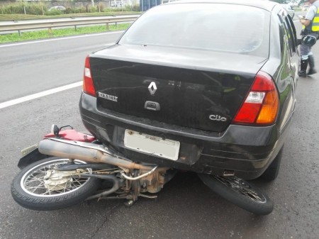 Motociclista fica ferido após acidente na Rodovia Raposo Tavares, em Presidente Prudente