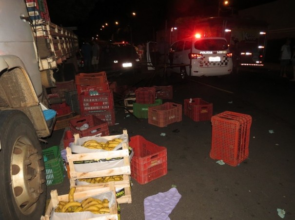 Carro invade feira livre na Avenida Rui Barbosa, em Dracena