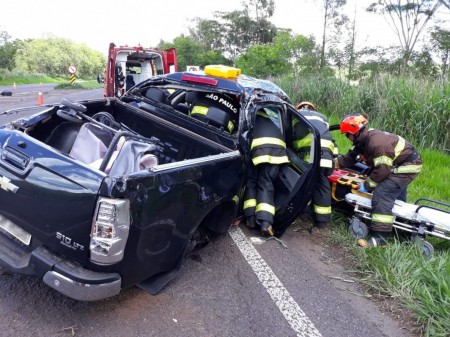 Capotamento de caminhonete deixa quatro pessoas feridas na Rodovia Comandante João Ribeiro de Barros