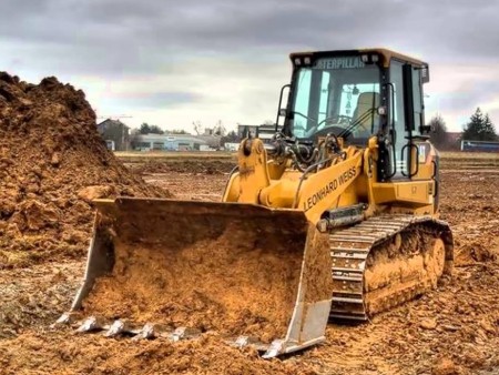 Homem fica gravemente ferido após ser atingido por trator durante obras em praça, em Adamantina