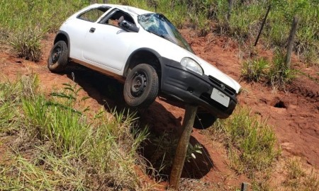 Veículo fica suspenso em palanque após capotamento, motorista fica ferido