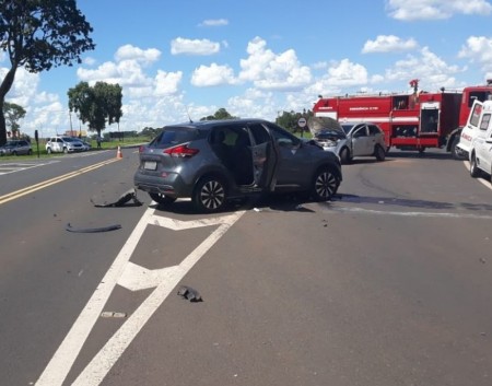 Na saída de posto de combustíveis, batida entre dois carros resulta em vítimas na Rodovia Assis Chateaubriand