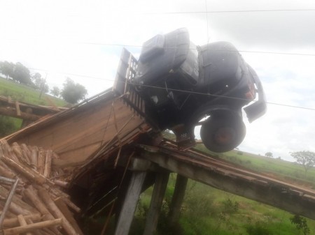 Ponte de madeira cede e caminhão com carga de eucalipto despenca em córrego em Mirante do Paranapanema